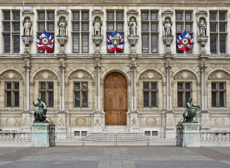 VIDÉO : 10,7 milliards, Paris va-t-elle vraiment couler ?