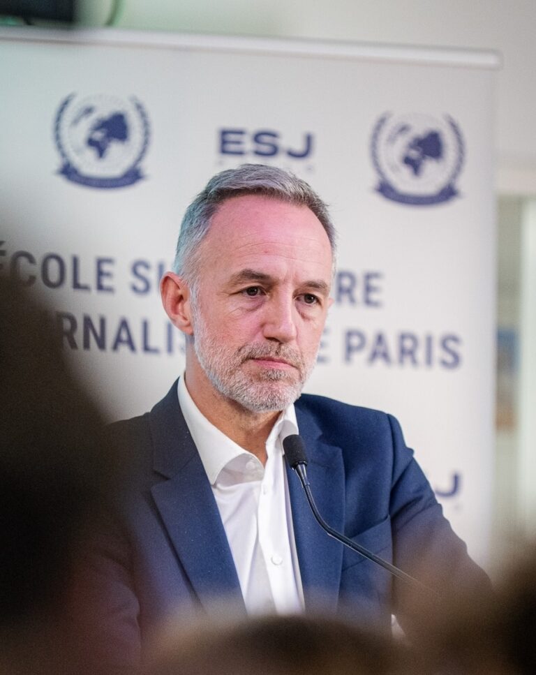 Emmanuel Grégoire, un favori aux commandes d’un navire fracturé 