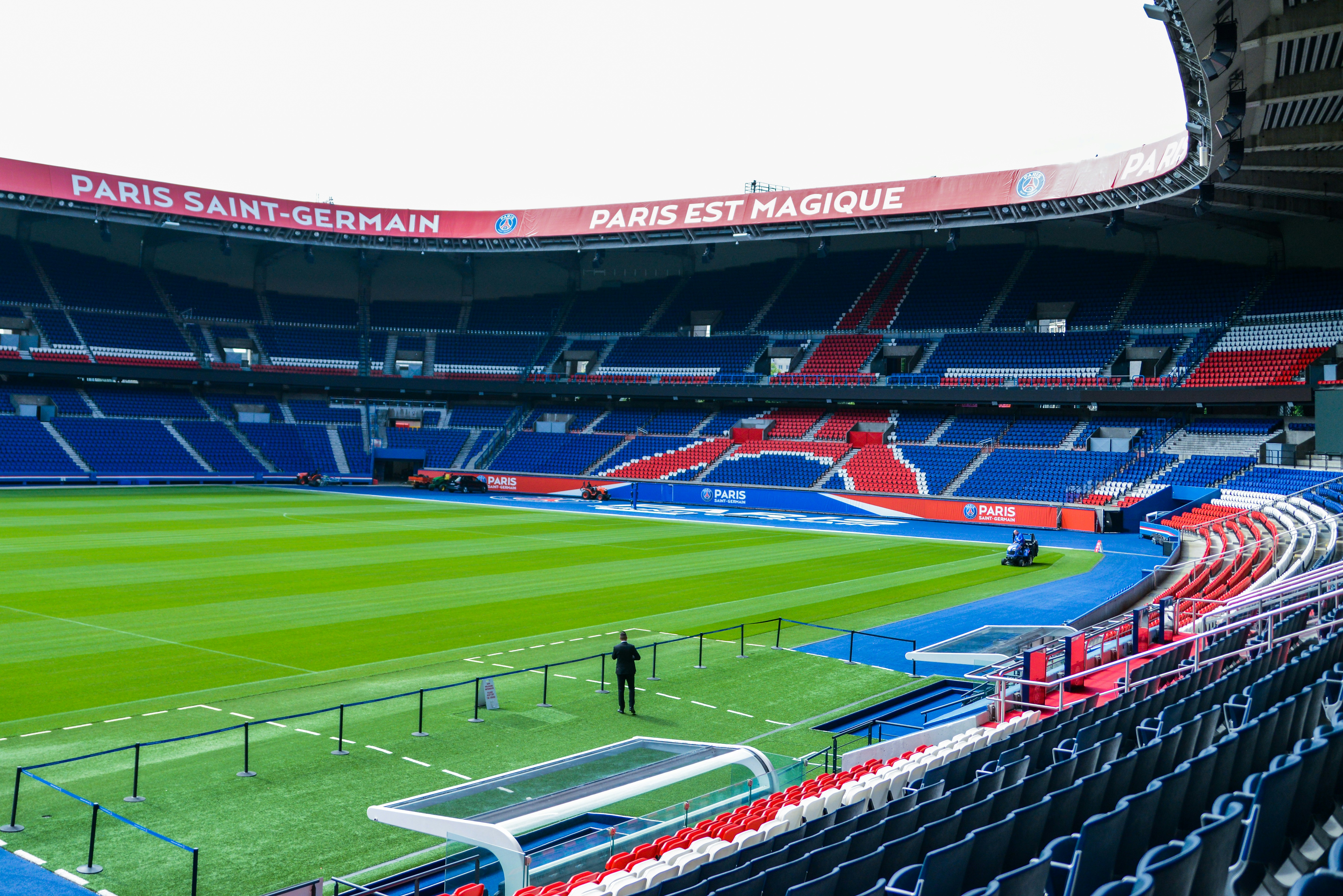 Au Parc des Princes, les supporters sont partagés sur la vente du stade au PSG
